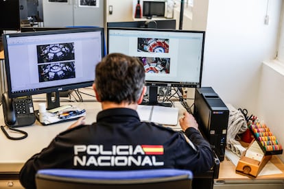 Un agente del Centro Nacional Policial por la Integridad en el Deporte y las Apuestas (Cenpida), con algunos objetos que conserva el grupo, como un repartidor de cartas de póker o un juego de fichas de casino.