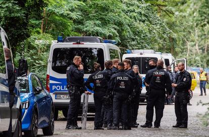 Policías de Berlín durante la búsqueda de un animal salvaje el viernes por la mañana.