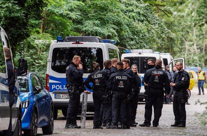 Policías de Berlín durante la búsqueda de un animal salvaje el viernes por la mañana.