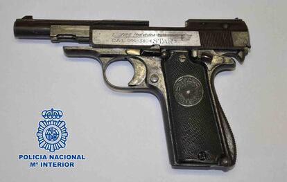 Arma incautada al ladrón de la joyería de Villaverde.