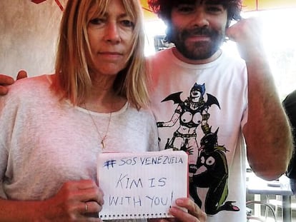 Kim Gordon, de Sonic Youth, mostrando su apoyo a los estudiantes venezolanos.