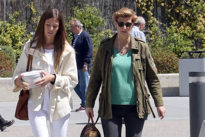 María Zurita, saliendo del hospital en el que ha estado ingresado su hijo.