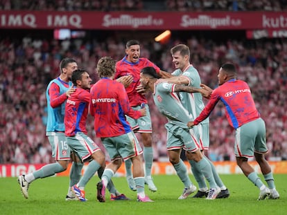 Correa celebra junto a sus compañeros el gol del triunfo del Atlético en San Mamés ante el Athletic.