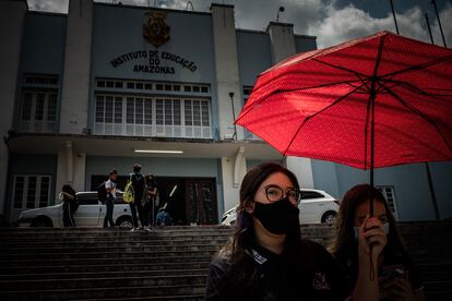 Alunos do Instituto de Educação do Amazonas (IEA) deixam o colégio em Manaus.