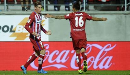 Correa celebra el gol con Fernando Torres.