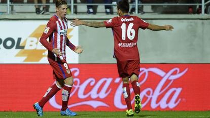Correa celebra el gol con Fernando Torres.