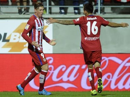 Correa celebra el gol con Fernando Torres.