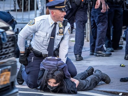 Un teniente de la policía de Nueva York retiene a un manifestante durante la protesta frente al 26 de Federal Plaza en Nueva York contra las detenciones de ICE este martes.