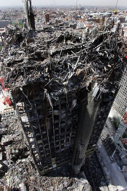 La parte que peor parada salió de todo el incendio fue la superior, en la que había instalada de hecho una grúa por los trabajos de remodelación que se estaban acometiendo en el edificio. La vista aérea permitía descubrir todo el entramado de hierros y vigas que en su momento sostenían el edificio.