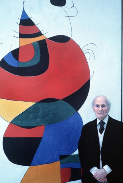 Joan Miró posa ante una de sus obras en 1978.