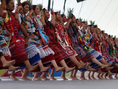 Un grupo de mujeres baila durante el festival de La Guelaguetza, en Oaxaca, el 23 de julio de 2018.