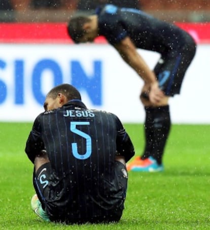El brasileño Juan Jesús, tras caer contra el Hellas Verona en el Giuseppe Meazza.