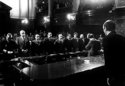 Negen leden van de Argentijnse militaire junta werden tijdens het proces tegen de junta's op 12 september 1985 ter verantwoording geroepen voor hun misdaden.