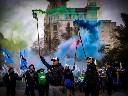 Marcha contra políticas de ajuste en Argentina.
