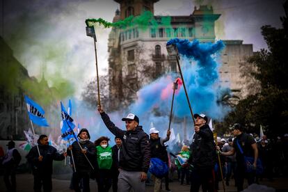 Marcha contra políticas de ajuste en Argentina.