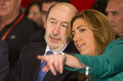 Alfredo Pérez Rubalcaba con Susana Díaz en Sevilla el pasado febrero.