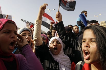 Un grupo de manifestantes lanza soflamas en la plaza de la Liberación de El Cairo.