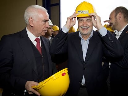 Griñán, junto al consejero de Turismo, Luciano Alonso, en su visita a una fábrica de alambres de Cártama.