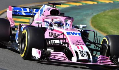 Pérez arriba del VJM11 en el circuito Albert Park.