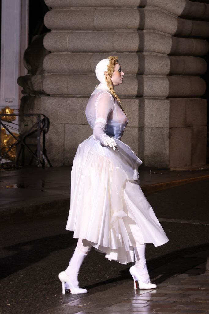 Gwendoline Christie en el alabado último desfile de John Galliano para Maison Margiela de alta costura.