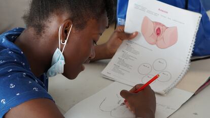 Una adolescente en una clase de formación sobre menstruación en la Estación de Recepción Migratoria de San Vicente, en el lado panameño de Darién.