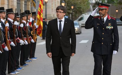 El entonces presidente de la Generalitat, Carles Puigdemont, en un acto con los Mossos días antes del referéndum ilegal del 1 de octubre.