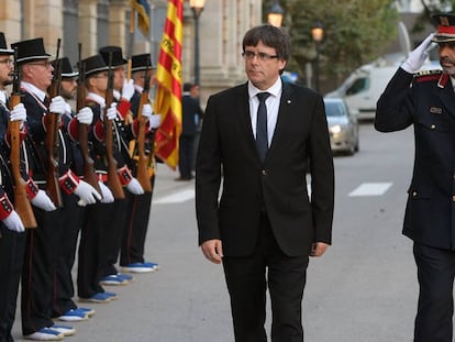 El entonces presidente de la Generalitat, Carles Puigdemont, en un acto con los Mossos días antes del referéndum ilegal del 1 de octubre.