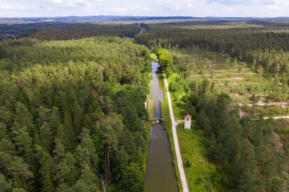 El canal Ludwig, bautizado en honor al rey Luis I de Baviera, se construyó entre 1836 y 1846 para unir el curso alto del Danubio con el río Meno, afluente del Rin. Pero el viejo sueño de unir el mar del Norte y el mar Negro resultó inviable (era demasiado estrecho para grandes barcazas) y fue reemplazado más de un siglo después por el canal Rin-Meno-Danubio. Aún se conserva, entre Núremberg y Berching, un tramo de 60 kilómetros del canal original, y parte del camino de sirga se ha convertido en pista para bicis. <br><br> Más información: <a href="https://www.ludwigskanal.de/" target=""> ludwigskanal.de</a>