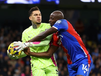 Mateta intenta quitarle la pelota a Ederson el portero del City, este sábado.