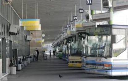 Vista de autobuses en la estación de los autobuses ALSA en Oviedo. EFE/Archivo