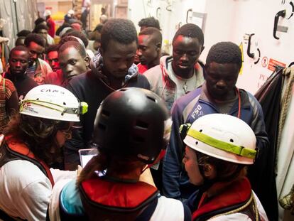 Un grupo de migrantes subsaharianos, nada más ser rescatados por el 'Aquarius', la noche del sábado.