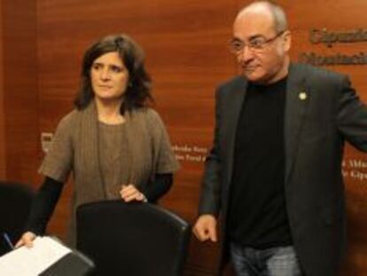 Martin Garitano, en su comparecencia junto a la diputada de Hacienda, Helena Franco.