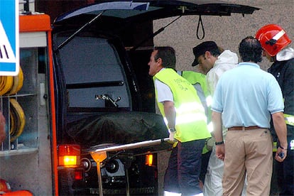 El cuerpo sin vida del trabajador, identificado como Florencio Parra Barrios, de 41 años y natural de San Sebastián, ha permanecido en el lugar de su hallazgo hasta por la tarde, ya que el fuego estaba controlado pero aún había peligro. Una vez extinguidas las llamas, una comisión judicial ha levantado el cadáver.