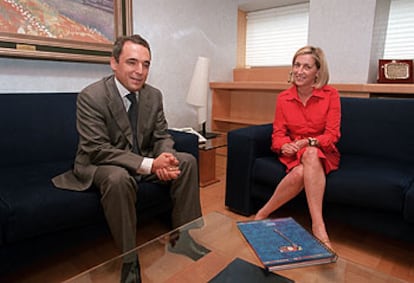 Rafael Simancas y Concepción Dancausa, durante la reunión de ayer en la Asamblea de Madrid.