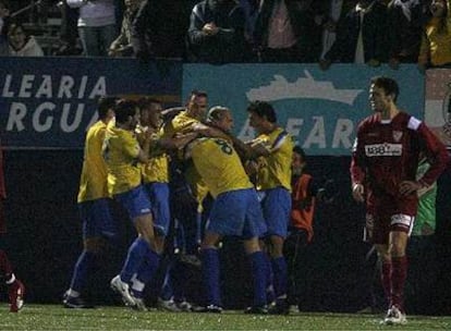 Los jugadores del Denia celebran su gola ante el Sevilla