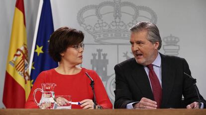 La vicepresidenta del Gobierno, Soraya Sáenz de Santamaría, y el portavoz del Ejecutivo, Íñigo Méndez de Vigo, durante la rueda de prensa posterior a la reunión del Consejo de Ministros.