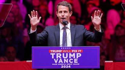 El comediante Tony Hinchcliffe durante su polémica participación en el mitin de Donald Trump, este domingo en Nueva York.