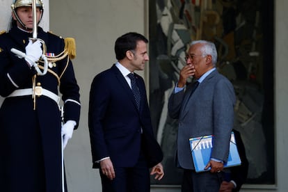 El presidente francés, Emmanuel Macron, da la bienvenida al presidente del Consejo Europeo, Antonio Costa,a su llegada a una reunión con líderes europeos sobre Ucrania y la seguridad europea en el Palacio del Elíseo en París.