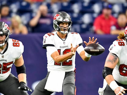 August 28, 2021: Tampa Bay Buccaneers quarterback Tom Brady (12) during the first quarter against the Houston Texans at NRG Stadium in Houston, Texas. . Mandatory Credit: Maria Lysaker / ZUMA Press. (Credit Image: ¬© Maria Lysaker/ZUMA Press Wire)