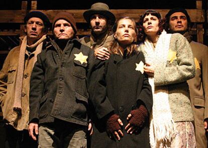 Un momento del ensayo de <i>Gurs. Una tragedia europea,</i> de Jorge Semprún, en el teatro Central de Sevilla.