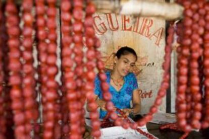 Puesto de 'chouriços' en un mercado de Goa (India).