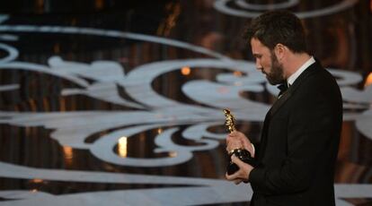 Ben Affleck, sobre el escenario del Dolby Theatre, nada m&aacute;s recoger el Oscar a la Mejor pel&iacute;cula para &#039;Argo&#039;.