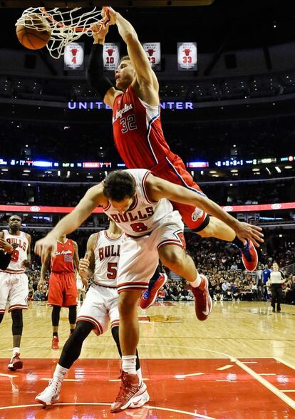 Griffin, de los Clippers, hace un mate sobre Marco Belinelli, de los Bulls
