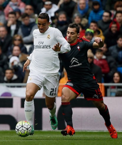 El defensa brasileño del Real Madrid Danilo da Silva (i) disputa un balón con el defensa Jonny Castro (d), del Celta de Vigo.