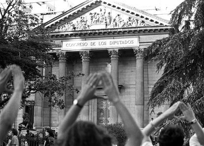 Manifestación feminista en 1983 ante el Congreso, donde se debatía el proyecto de ley de despenalización del aborto.