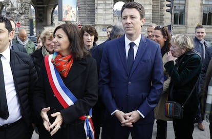 Benjamin Griveaux, en un acto oficial junto a la alcaldesa de París, Anne Hidalgo.