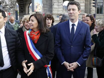 Benjamin Griveaux, en un acto oficial junto a la alcaldesa de París, Anne Hidalgo.