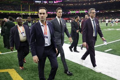 Tom Brady, retirado desde 2023, se desempeñó como comentarista en la cabina de retransmisión de la Fox durante el juego de este domingo.