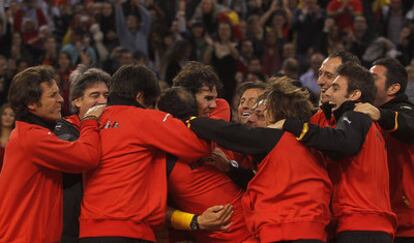 El equipo español, con Nadal en el medio, celebra la conquista de la Copa Davis.