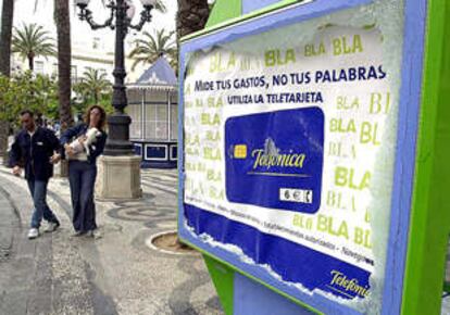 Imagen de una de las cabinas telefónicas dañadas en los incidentes de ayer.